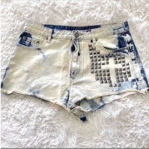 Women’s BDG Acid Wash Studded Jean Shorts Size 32